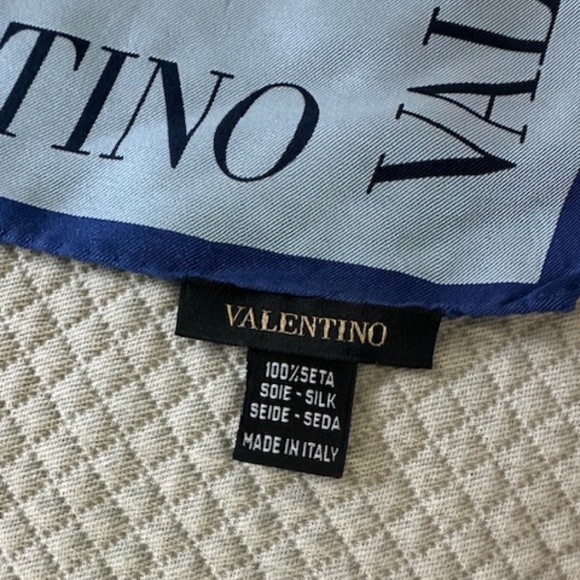 Valentino 100% Silk Print Scarf/Shawl Blue, Made in Italy - Picture 3 of 3